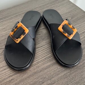 Olukai La'i Slide in excellent condition. Retails at Nordstrom for $90.